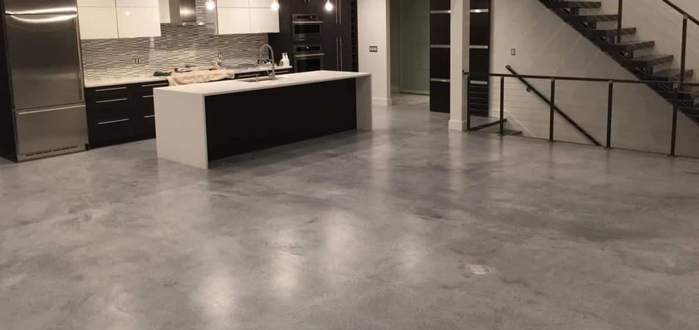 Béton ciré décoratif pour sols modernes à Varennes-Vauzelles